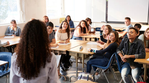 Klassenzimmer mit jugendlichen Schülerinnen und Schülern