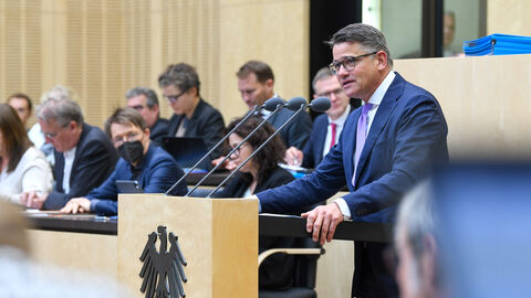 Ministerpräsident Rhein hält eine Rede im Bundesrat