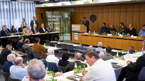 Ministerpräsident Boris Rhein spricht bei der Generalversammlung des Hessischen Waldbesitzerverbandes.