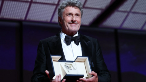Regisseur Pawel Pawlikowski hält bei den Internationalen Filmfestspielen von Cannes den Preis für die beste Regie für den Film „Fatherland“ in den Händen.